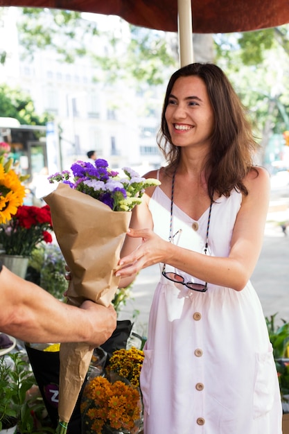 Primo piano sorridente donna con fiori