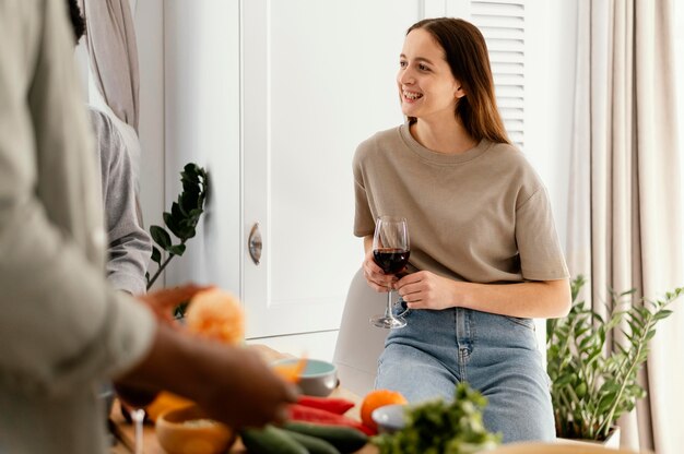 ガラスを保持している笑顔の女性を閉じる