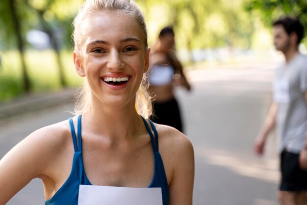 外の笑顔の女性をクローズアップ