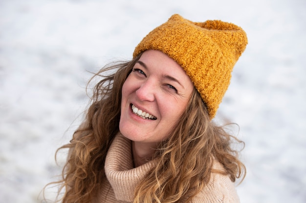 Foto gratuita chiuda sulla donna sorridente fuori