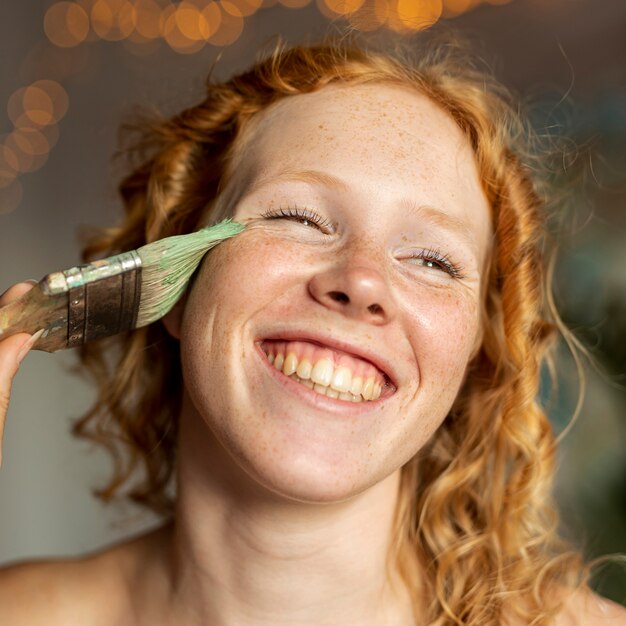 Close-up smiley woman posing