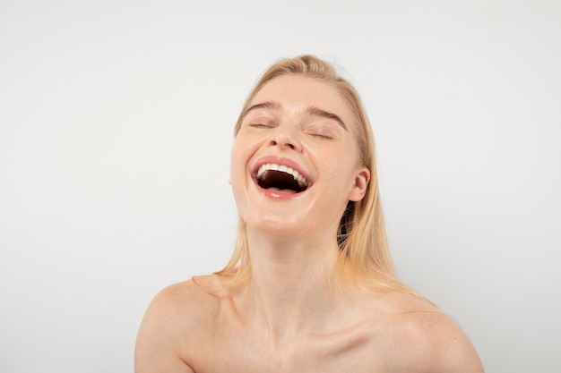 Free photo close up smiley woman posing