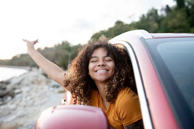 旅行中の笑顔の女性をクローズアップ