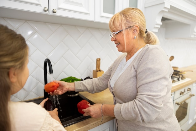 Крупным планом смайлик женщина мыть овощи