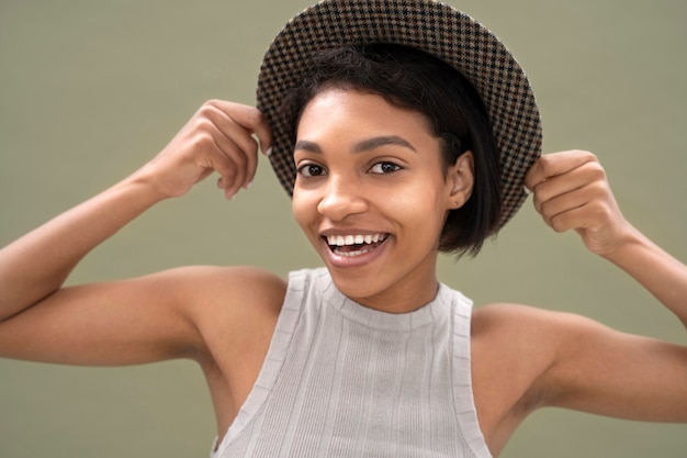 Foto gratuita donna sorridente che indossa un cappello da vicino