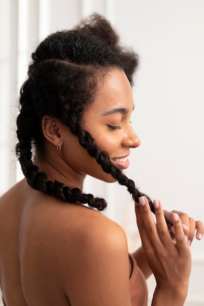 Free photo close up smiley woman with afro hair