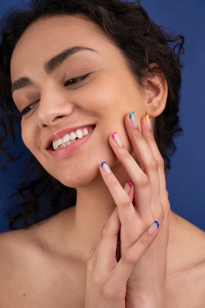 Free photo close up smiley woman with beautiful nails