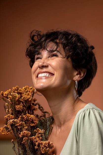 Free photo close up smiley woman with flowers