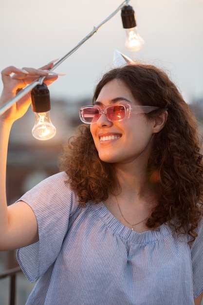 Free photo close up smiley woman with light bulbs