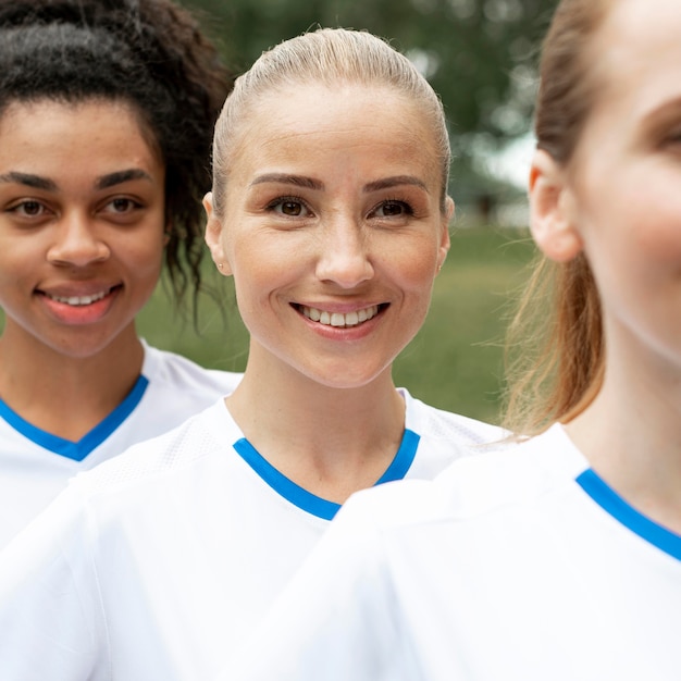 Free photo close-up smiley women posing