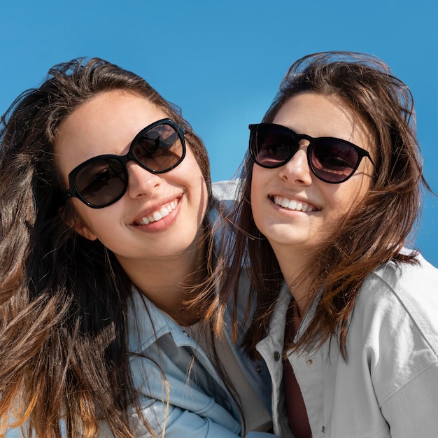 Close up smiley women with sunglasses