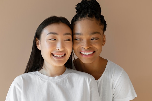 Free photo close up smiley women