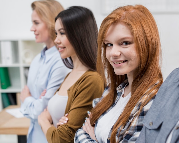 Foto gratuita giovani donne sorridenti del primo piano insieme