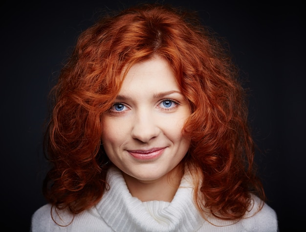 Free photo close-up of smiling woman in the darkness