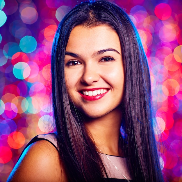 Free photo close-up of smiling woman in nightclub