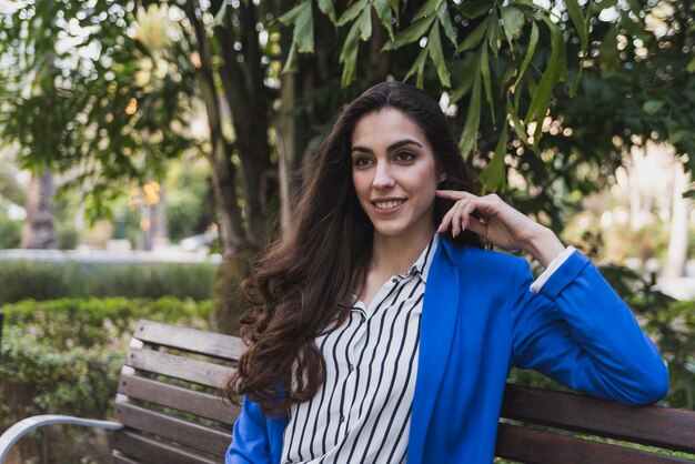 Free photo close-up of smiling woman in the park