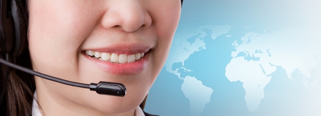 Primo piano di donna sorridente di lavoro in un call center