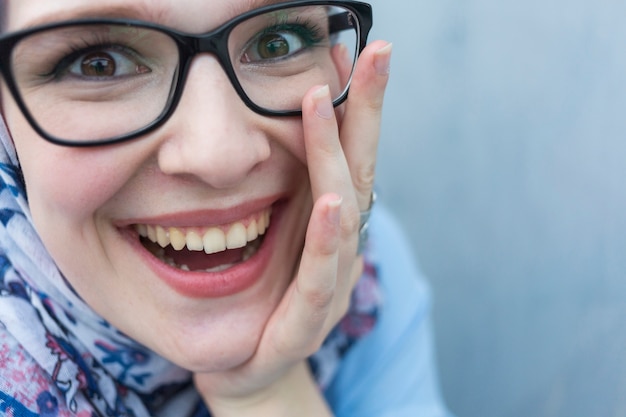 Foto gratuita primo piano di donna sorridente