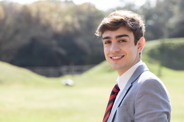 Foto gratuita close-up di lavoratore sorridente in un abito grigio e camicia bianca