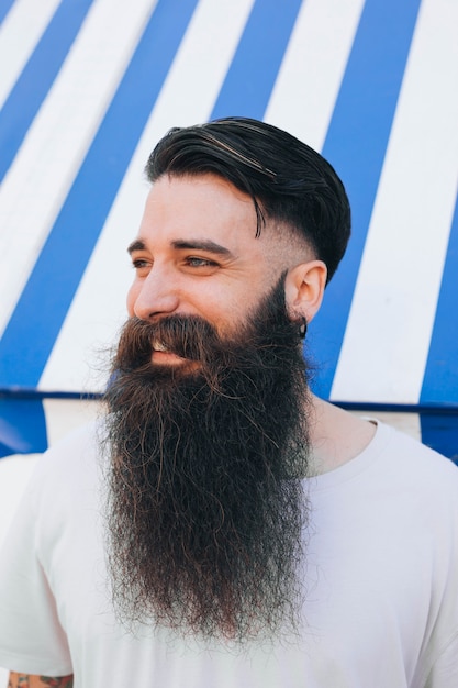Free photo close-up of a smiling young man with his long beard