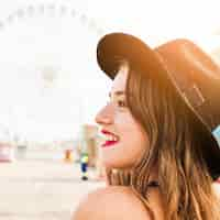 Foto gratuita close-up della giovane donna sorridente con cappello nero sulla sua testa