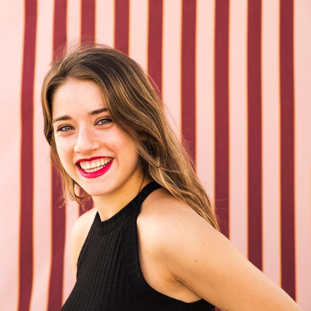 Free photo close-up of smiling young woman