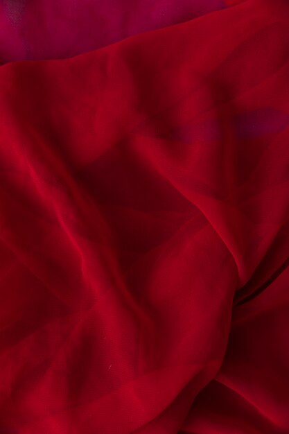Крупный план гладкой красной ткани