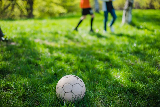Крупный план футбольный мяч на траве