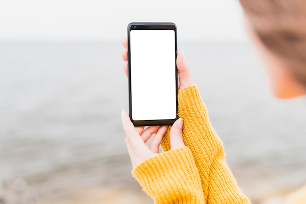 Free photo close-up of solo traveler holding phone