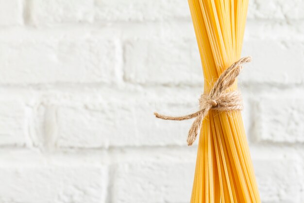 Крупный план спагетти связан с веревкой