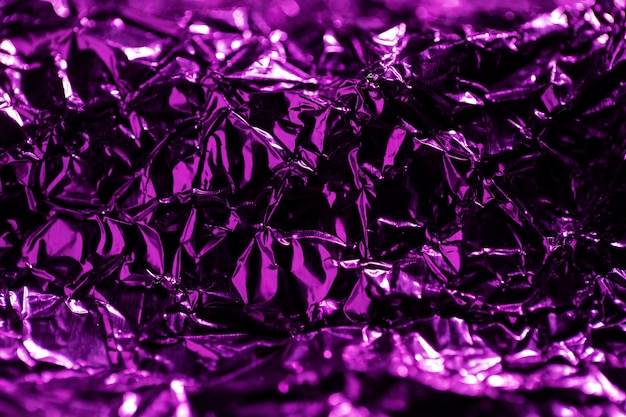 Крупным планом на сверкающей фиолетовой ткани