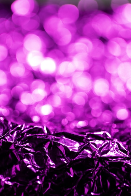 Крупным планом на сверкающей фиолетовой ткани