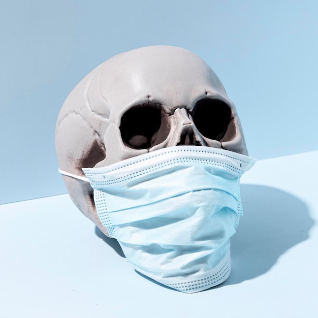 フェイスマスクとクローズアップの不気味なハロウィーンの頭蓋骨