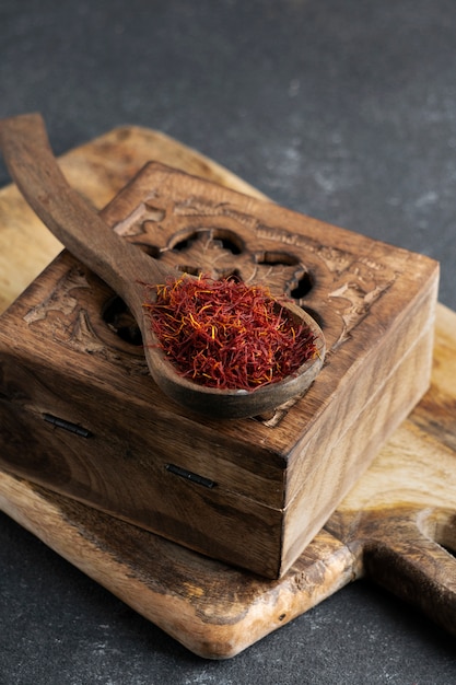 Free photo close up on spoon full of saffron