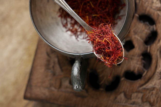 Free photo close up on spoon full of saffron