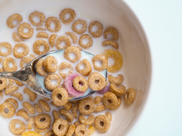 Cereali della tenuta del cucchiaio del primo piano da una ciotola