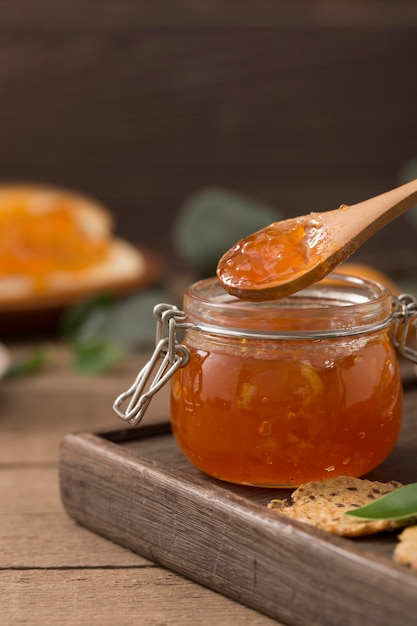 Free photo close-up spoon and homemade delicious jam