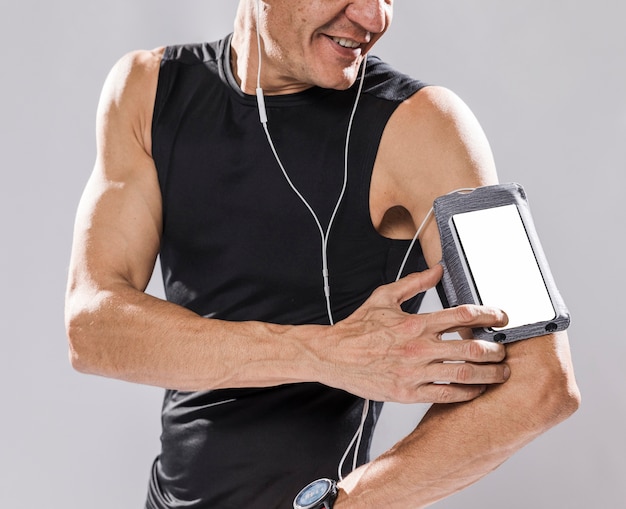 Foto gratuita uomo sporitve del primo piano con le cuffie