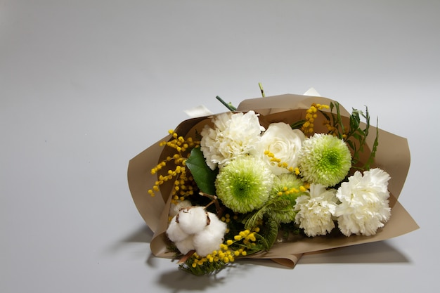 ミモザの枝 菊 ラナンキュラス 綿 カーネーション セレクティブフォーカスの春の花束をクローズアップ プレミアム写真 ミモザの枝 菊 ラナンキュラス 綿 カーネーション セレクティブフォーカスの春の花束をクローズアップ プレミアム写真