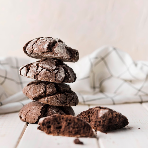 Pila del primo piano di biscotti casalinghi del cioccolato