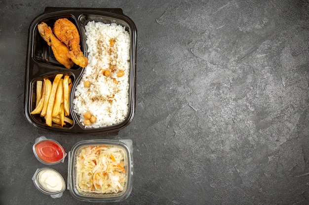 Free photo close up on steamed rice meal on plate