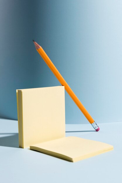 책상에 근접 스티커 메모와 연필