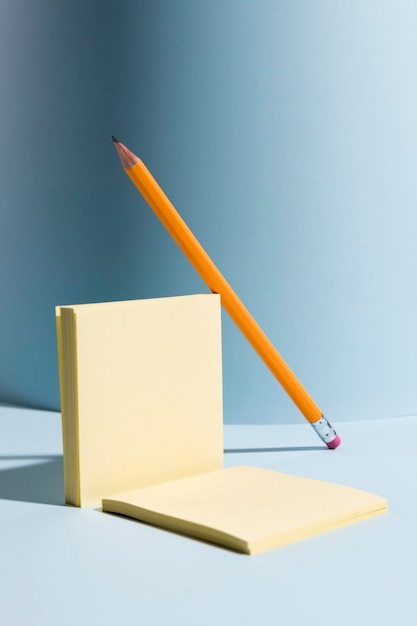 机の上の付箋と鉛筆のクローズアップ