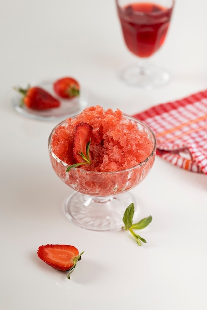 Free photo close up on strawberry granita dessert