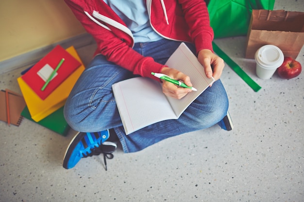 Primo piano di studente fa il suo lavoro