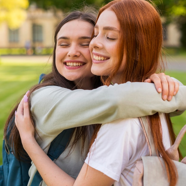 Foto gratuita studenti di primo piano felici di tornare all'università