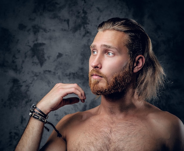 Free photo close up studio portrait of redhead bearded male on grey background.