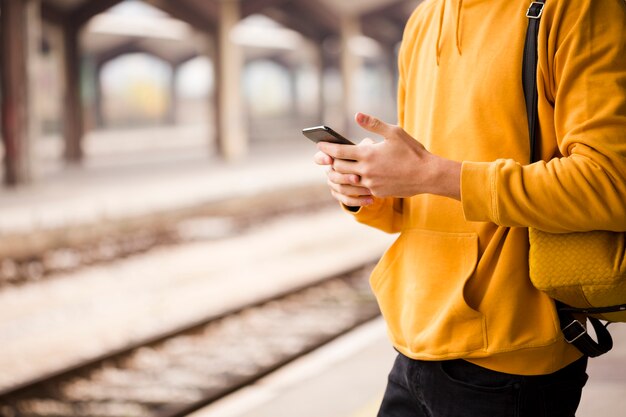 Foto gratuita uomo alla moda del primo piano alla stazione ferroviaria