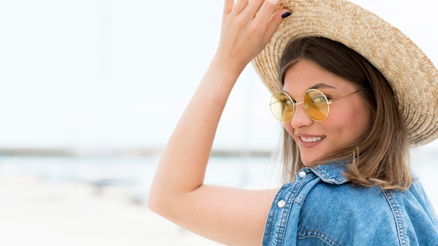 Foto gratuita posa alla moda della donna del primo piano