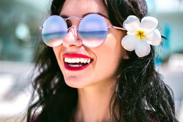 Free photo close up summer portrait of beautiful brunette woman on vacation.